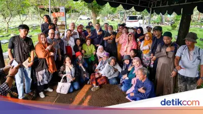 Fadli Zon Ziarahi Makam Chairil Anwar di Hari Puisi Nasional