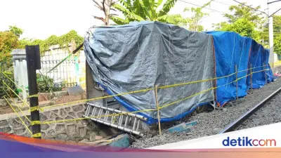 Gerbong Wanita KRL Dievakuasi ke Tepi Rel Usai Tabrakan di Bekasi Timur