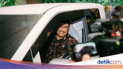 Gus Ipul Uji Coba Budaya Kerja Baru, Ngantor Pakai Mobil Listrik Wuling