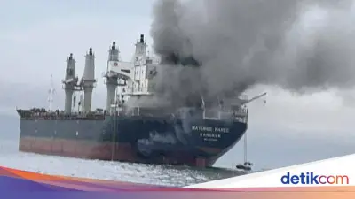Iran Tembaki Kapal Dagang di Selat Hormuz, Jalur Minyak Global Terancam