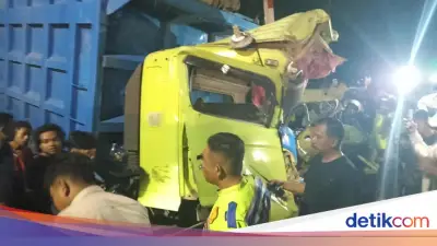 KA Dhoho Tabrak Truk di Blitar Usai Mesin Mogok di Perlintasan
