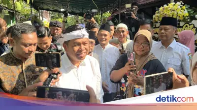 KDM Beri Santunan Rp 50 Juta ke Keluarga Korban Meninggal Tabrakan KA di Bekasi