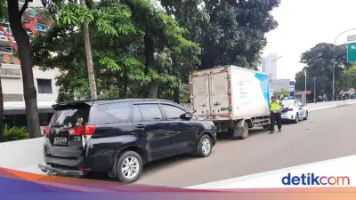 Kecelakaan Beruntun Libatkan 5 Mobil di Exit Tol Lenteng Agung Jakarta Selatan