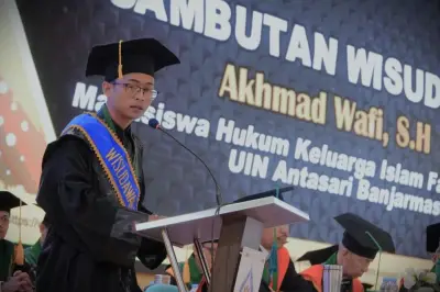Kisah Wafi: Marbot Masjid Jadi Wisudawan Terbaik UIN