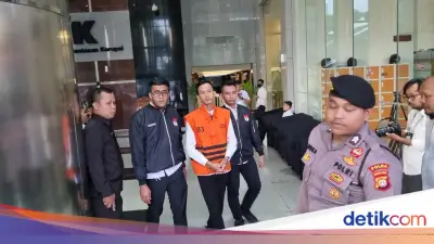 KPK Tahan Ajudan Gubernur Riau Kasus 'Jatah Preman' Taufiq Syarifudin