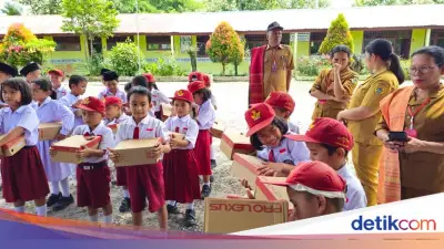 Legislator Gerindra Salurkan Bantuan Sepatu untuk Siswa di Samosir