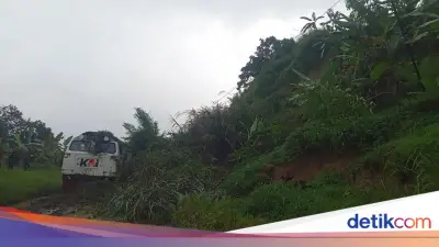 Longsor di Bandung Barat Hentikan Perjalanan KA Ciremai di Jalur Maswati-Sasaksaat