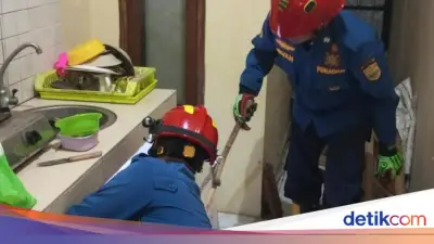 Malam-malam, Damkar Ciamis Dievakuasi Katak dari Rumah Warga