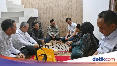 Menhub Dudy Melayat Korban Kecelakaan Kereta di Bekasi