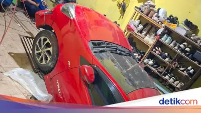 Mobil Kejeblos Septic Tank Sedalam 3 Meter di Depok, Damkar Evakuasi 12 Jam