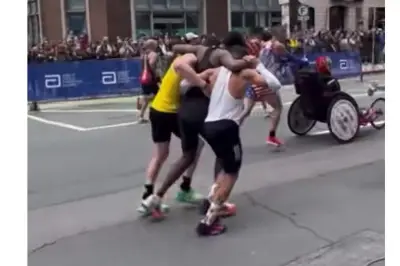 Momen Haru di Boston Marathon: Pelari Irlandia Bantu Peserta Cedera Sampai Finish