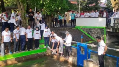 Pemkab Kudus Tebar 15.000 Benih Ikan Nila di Saluran Sekunder untuk Kampanye Kebersihan Sungai