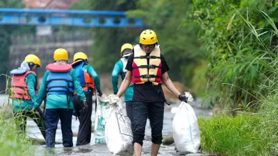 Peringati Hari Bumi 2026, Aksi Bersih Sungai Ciliwung Angkat 670 Kg Sampah dan Lepas 5.000 Bibit Ikan