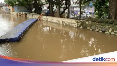 Petugas DLH Buang Sampah ke Sungai di Jaktim, Diberi Sanksi SP1