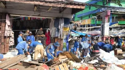 Petugas Gabungan Jakbar Kuras Saluran Penghubung Jembatan Lima yang Tersumbat Sampah