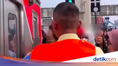 Petugas KRL Ditarik Penumpang yang Paksa Naik di Manggarai Diapresiasi KAI