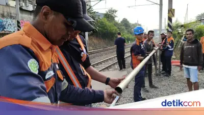 Petugas Perlintasan Sebidang Liar Bekasi Khawatir Palang Besi Mempersempit Jalan