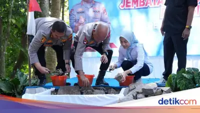 Polisi Bangun Jembatan Akses Pelajar ke Sekolah di Padarincang Serang