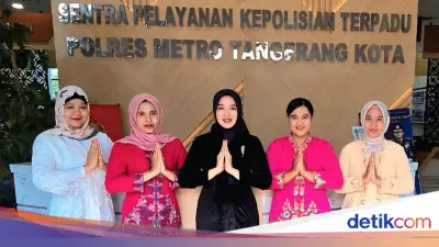 Polwan Polda Metro Jaya Berkebaya Layani Warga di Hari Kartini 2026