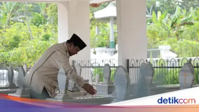 Prabowo Ziarah ke Makam Kakek Pendiri BNI di Banyumas