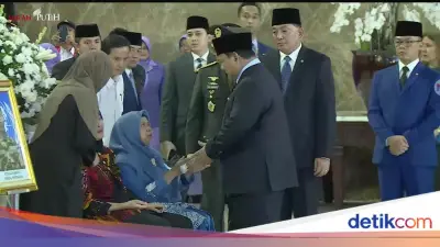 Presiden Prabowo Salami Keluarga 3 Prajurit TNI Gugur di Lebanon, Suasana Haru di Bandara