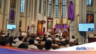 Ribuan Umat Khidmat Ikuti Misa Kamis Putih di Gereja Katedral Jakarta