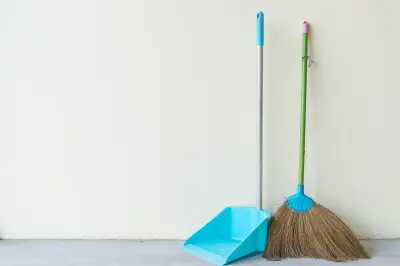 Sapu Kotor Justru Sebarkan Kotoran, Ini Bahaya yang Jarang Disadari