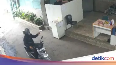 Sekuriti RS Duren Sawit Ditodong Pistol Saat Pergoki Komplotan Maling Motor