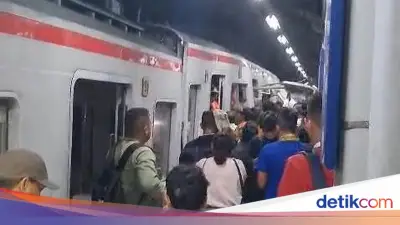 Tabrakan Kereta di Bekasi Timur, Penumpang Pecahkan Kaca Selamatkan Diri