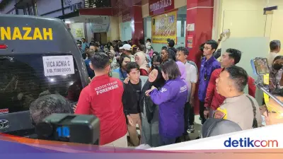 Tangis Haru Iringi Serah Terima 10 Jenazah Korban Kecelakaan Kereta Bekasi