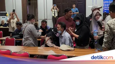 Tangis Keluarga Korban Kecelakaan KA Argo Bromo Vs KRL Pecah di RS Polri
