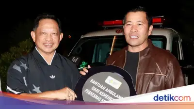Tito Karnavian Serahkan 5 Ambulans untuk Puskesmas Terdampak Bencana di Aceh Tengah