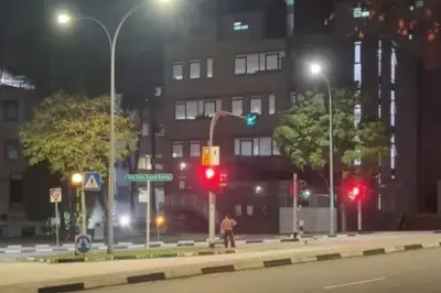 Video Pejalan Kaki Patuhi Lampu Merah di Jalan Sepi saat Tengah Malam Viral