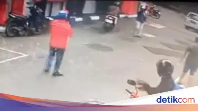 Viral Pemotor Acungkan Benda Mirip Pistol Usai Ditegur Tak Antre di SPBU Bandung