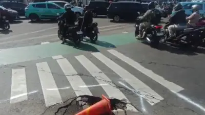 Waspada Jalan Amblas di Jl Dewi Sartika Jaktim, Rongga Bawah Aspal Capai 50 Persen