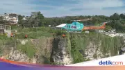 2 WN Rusia Terjebak di Tebing Uluwatu, Dievakuasi Helikopter
