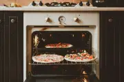 7 Kebiasaan Sepele yang Ternyata Bisa Merusak Oven di Dapur Anda