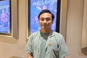 Aktor Yusuf Mahardika Beri Makan dan Gendong Buaya Langsung di Film Crocodile Tears