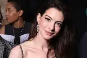 Anne Hathaway di Usia 43: Bebas dari Standar Kesempurnaan dan Lebih Percaya Diri