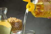 Bahaya Membuang Minyak Goreng ke Wastafel: Picu Penyumbatan Pipa Dapur