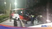 Bus TransJ Tabrak Separator di Jaksel, Ban Depan Lepas