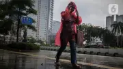 Cuaca Jakarta Hari Ini: Hujan Ringan hingga Petir dan Waspada Banjir Rob