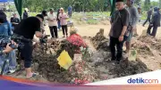 Dua Korban Tabrakan KRL Dimakamkan Berdekatan di Bekasi
