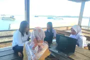Dua Siswa SLB Kerjakan Soal TKA di Pinggir Pantai Akibat Sekolah Tak Ada Sinyal