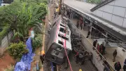 Endang Terjepit 12 Jam di Bawah Kereta, Kaki Patah dan Tertimpa Korban Lain