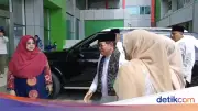 Gubernur Pramono Anung Kunjungi Siswa Korban Keracunan Makanan di RS Duren Sawit
