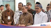 Harga Plastik Naik 50%, Pramono Anung Ajak Warga Jakarta Kembali ke Bungkus Daun Pisang