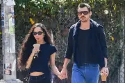 Harry Styles dan Zoe Kravitz Dikabarkan Bertunangan Setelah 8 Bulan Pacaran