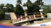 Jembatan Penghubung Desa di Bogor Ambruk Diterjang Debit Sungai Meningkat