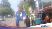 KA Bathara Kresna Berhenti di Solo Akibat Land Cruiser Parkir Mepet Rel